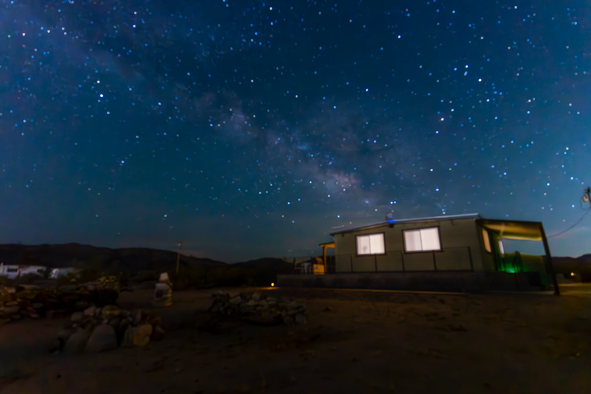 Wide-angle night shot of Roadrunner's Roost under a canopy of stars, ideal for those who love serene, sky-gazing vacations.